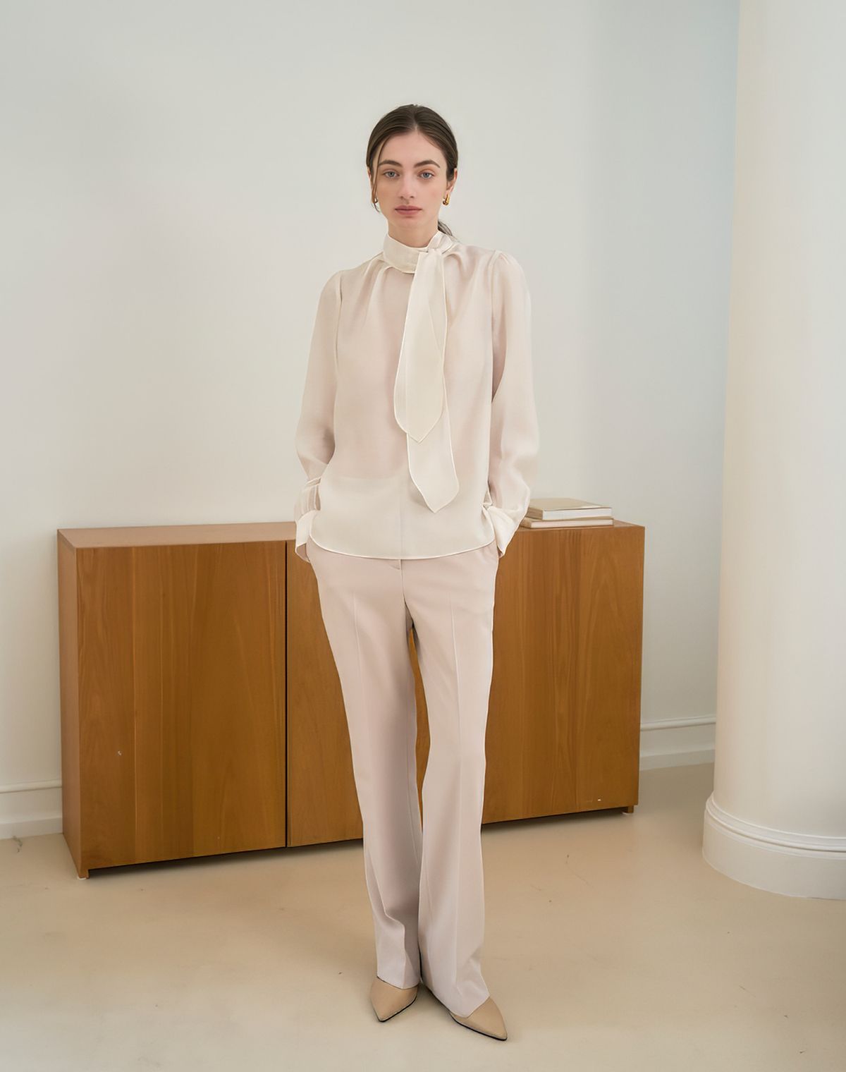 지에마르(GIEMAR) HALF NECK TIE BLOUSE IVORY 하프 넥 타이 블라우스 아이보리