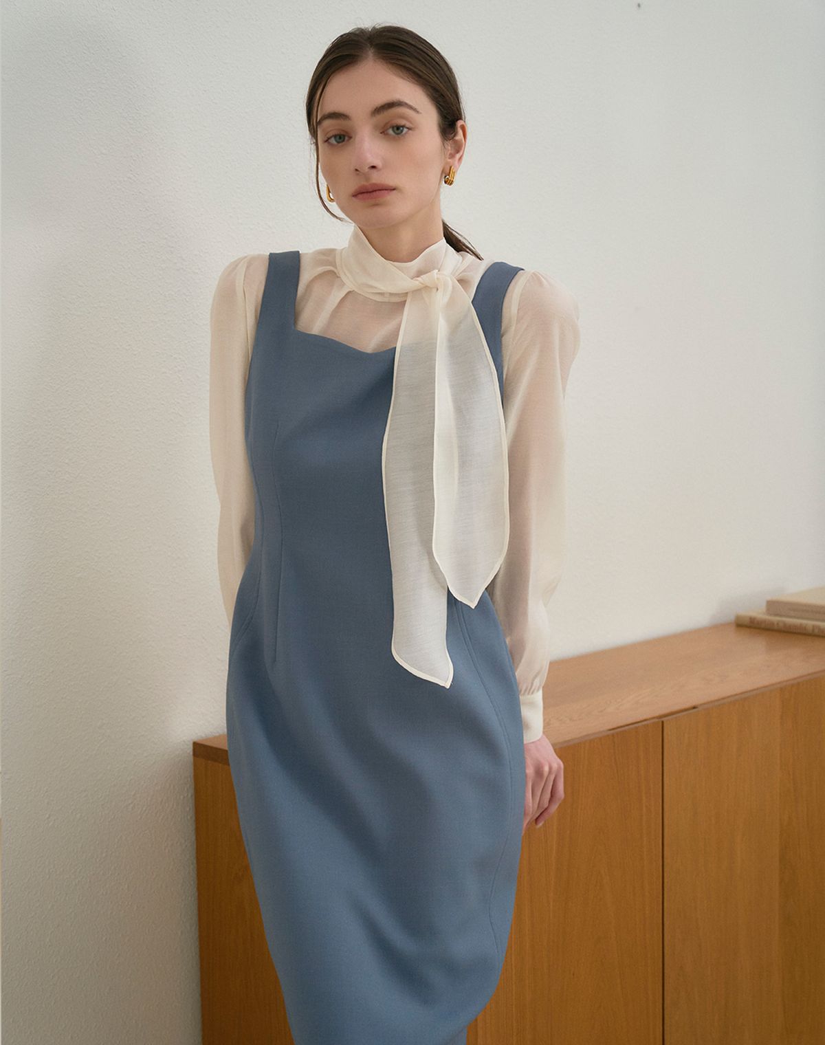 지에마르(GIEMAR) HALF NECK TIE BLOUSE IVORY 하프 넥 타이 블라우스 아이보리