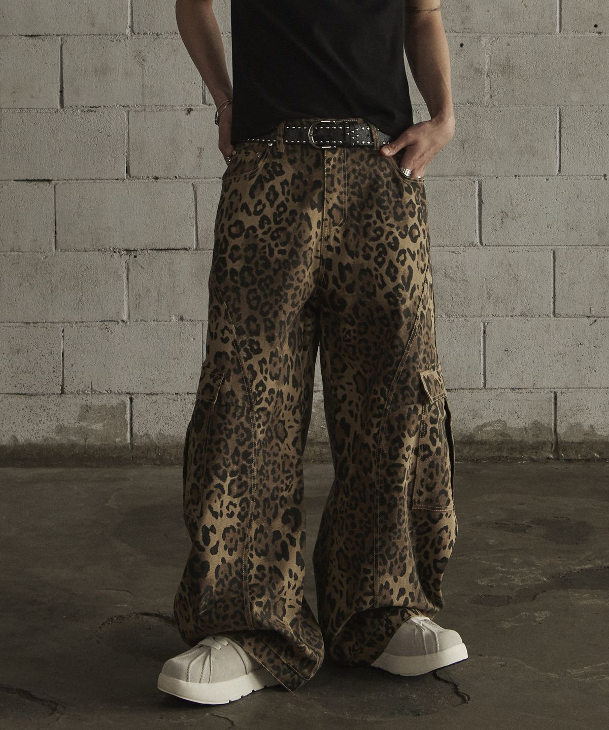 르렌느(LERENNE) Leopard Curved Cargo Pants - Beige