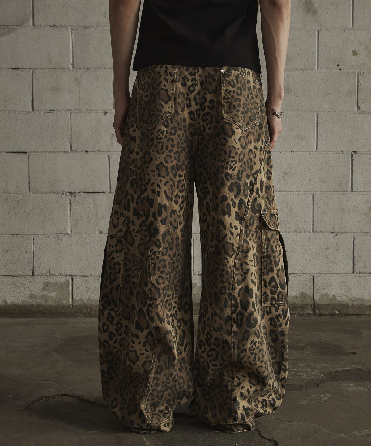 르렌느(LERENNE) Leopard Curved Cargo Pants - Beige