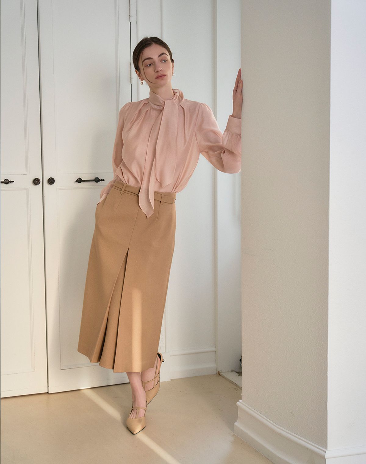 지에마르(GIEMAR) HALF NECK TIE BLOUSE PEACH 하프 넥 타이 블라우스 피치