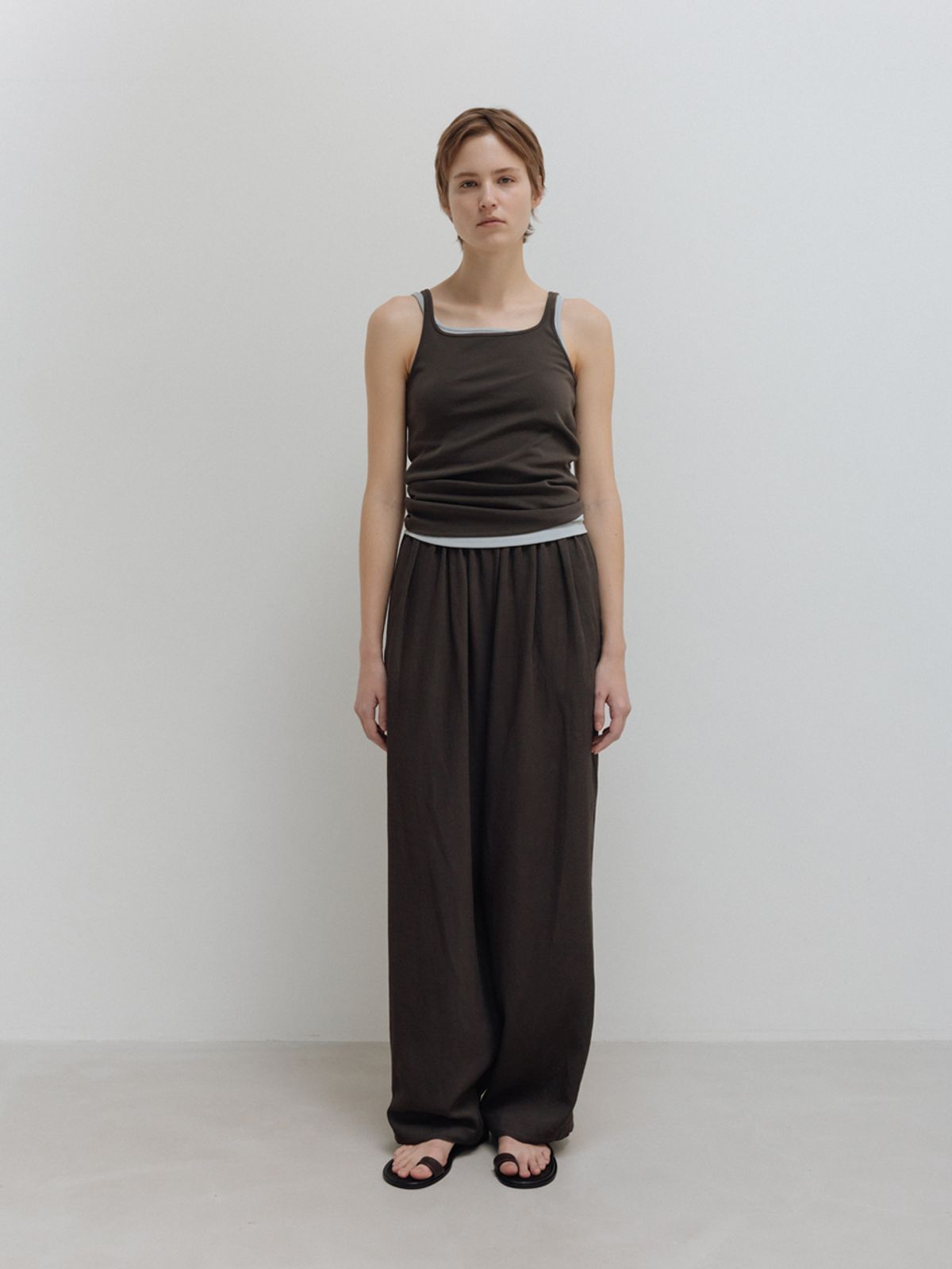모이아(MOIA) relaxed shirring pants (soil brown)