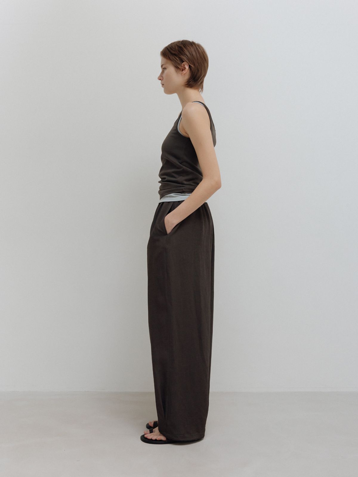 모이아(MOIA) relaxed shirring pants (soil brown)