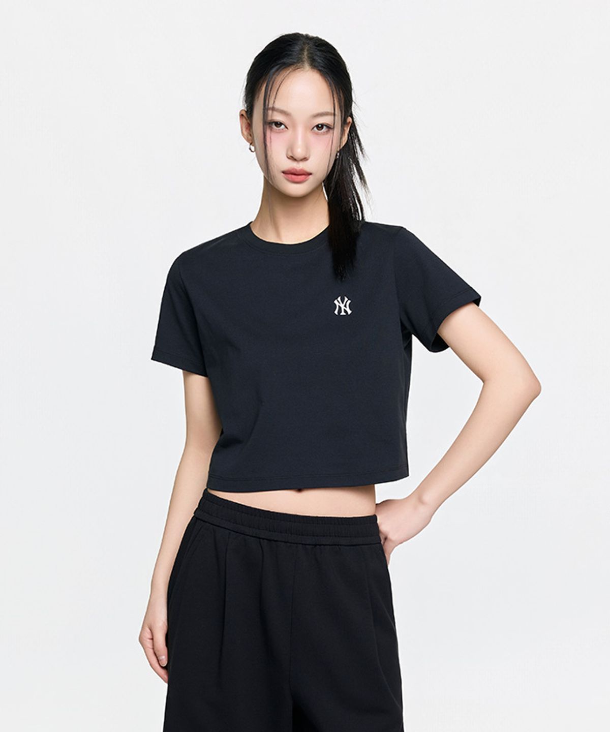 엠엘비(MLB) 여성 베이직 크롭 컴포터블핏 반팔티셔츠 NY (Black)