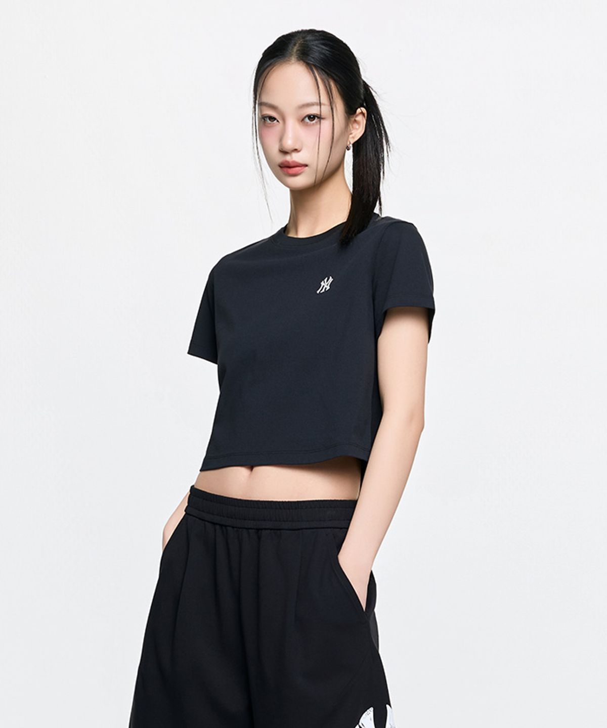 엠엘비(MLB) 여성 베이직 크롭 컴포터블핏 반팔티셔츠 NY (Black)