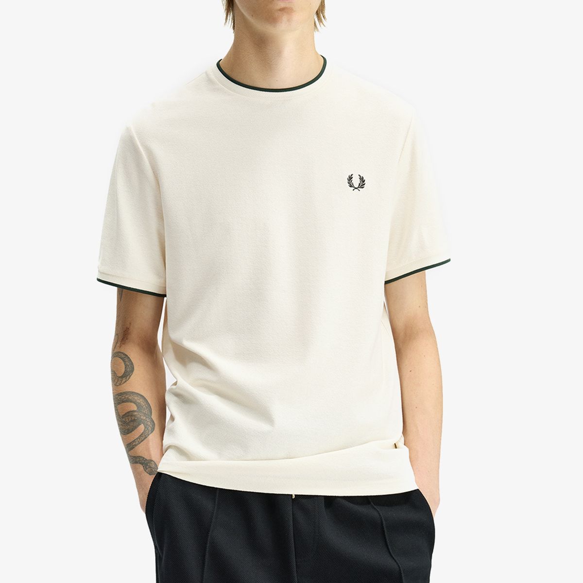 프레드페리(FRED PERRY) [Sharp] 트림 디테일 크레이프 피케 티셔츠 - 에크루 AFPM2612397-560