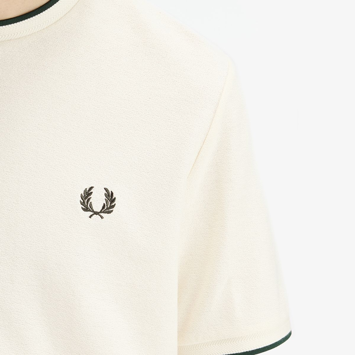 프레드페리(FRED PERRY) [Sharp] 트림 디테일 크레이프 피케 티셔츠 - 에크루 AFPM2612397-560