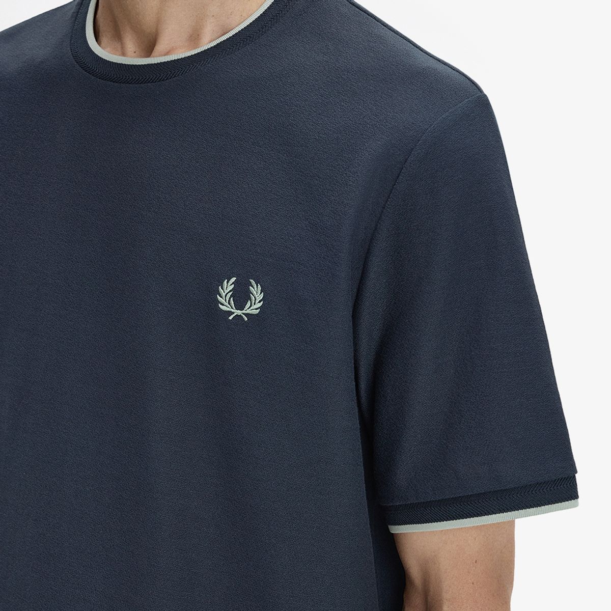 프레드페리(FRED PERRY) [Sharp] 트림 디테일 크레이프 피케 티셔츠 - 네이비 AFPM2612397-608