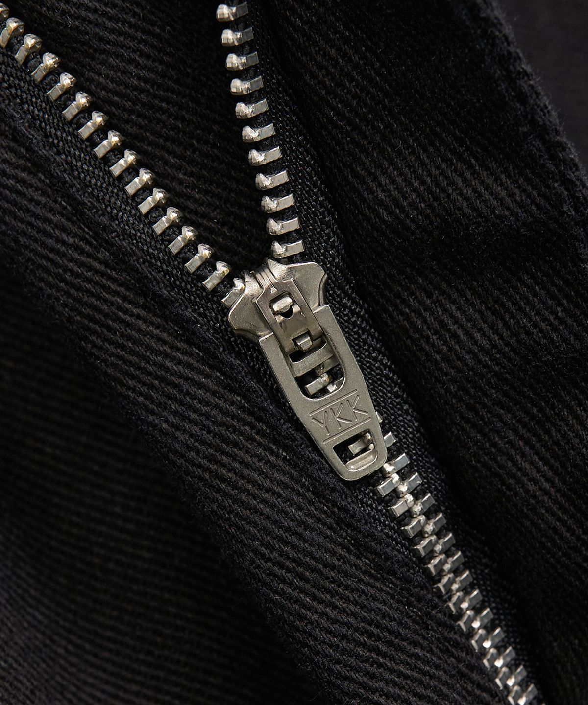 페플리(PEPLEE) Tuck Strap Capri Pants (Black)