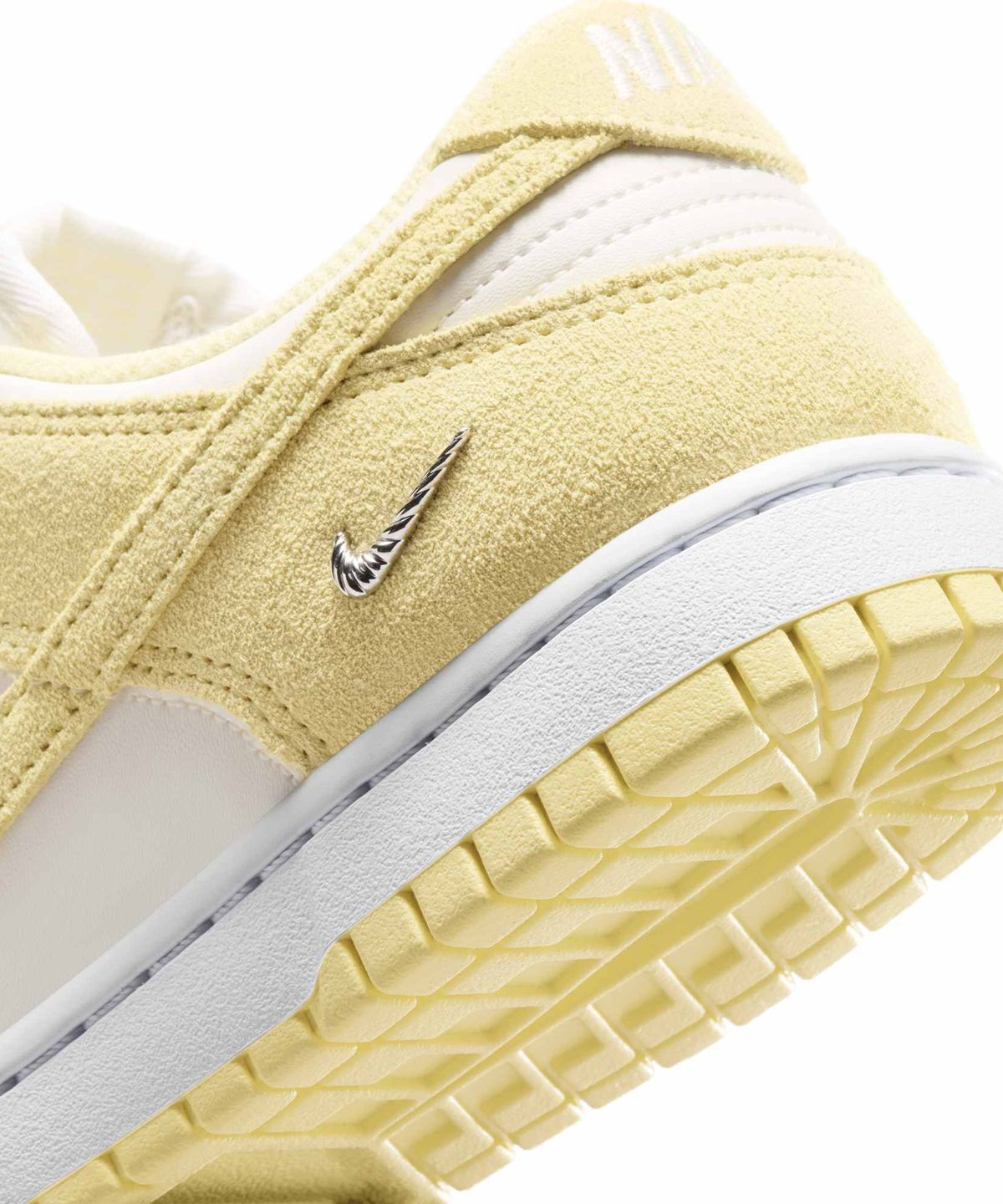 나이키(NIKE) 덩크 로우 스웨이드 W - 세일:화이트:메탈릭 실버:소프트 옐로우 / IO4244-104