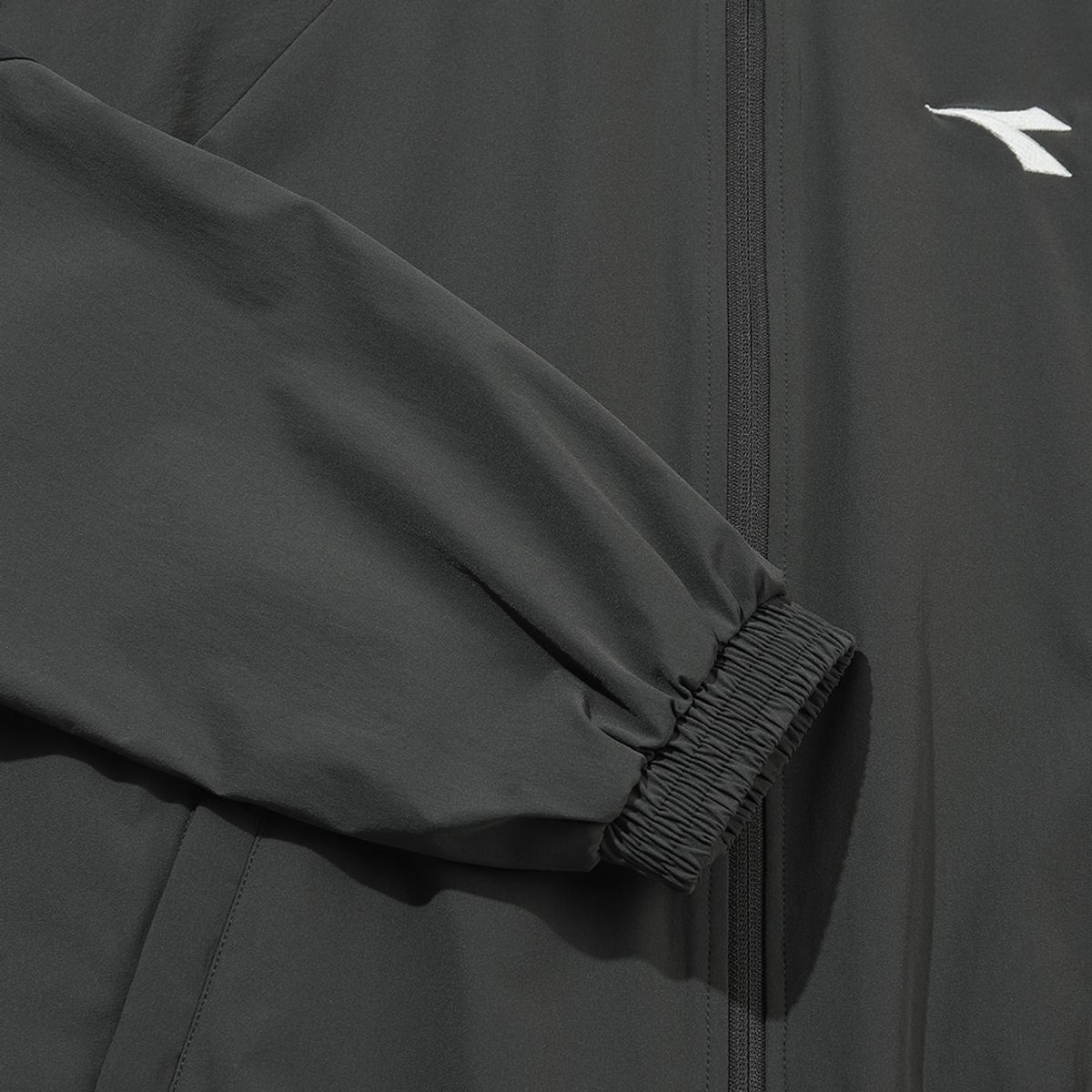 디아도라(diadora) 아이콘 트랙 자켓 CHARCOAL GREY