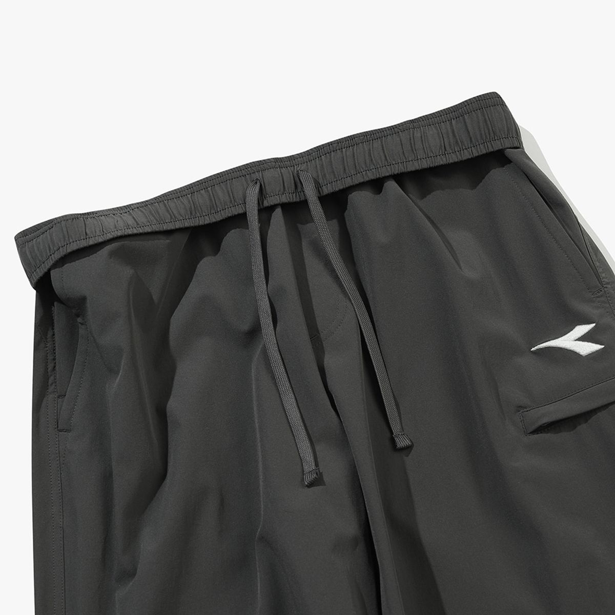 디아도라(diadora) 아이콘 트랙 팬츠 CHARCOAL GREY