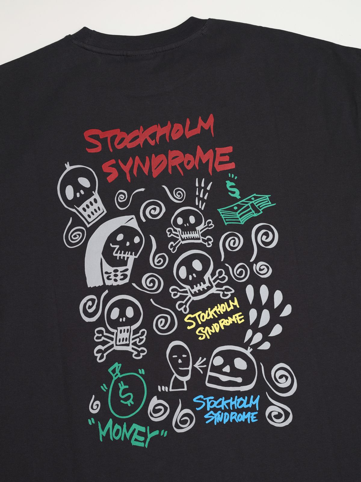 스톡홀름 신드롬(STOCKHOLM SYNDROME) 두들 스컬 티 - 차콜