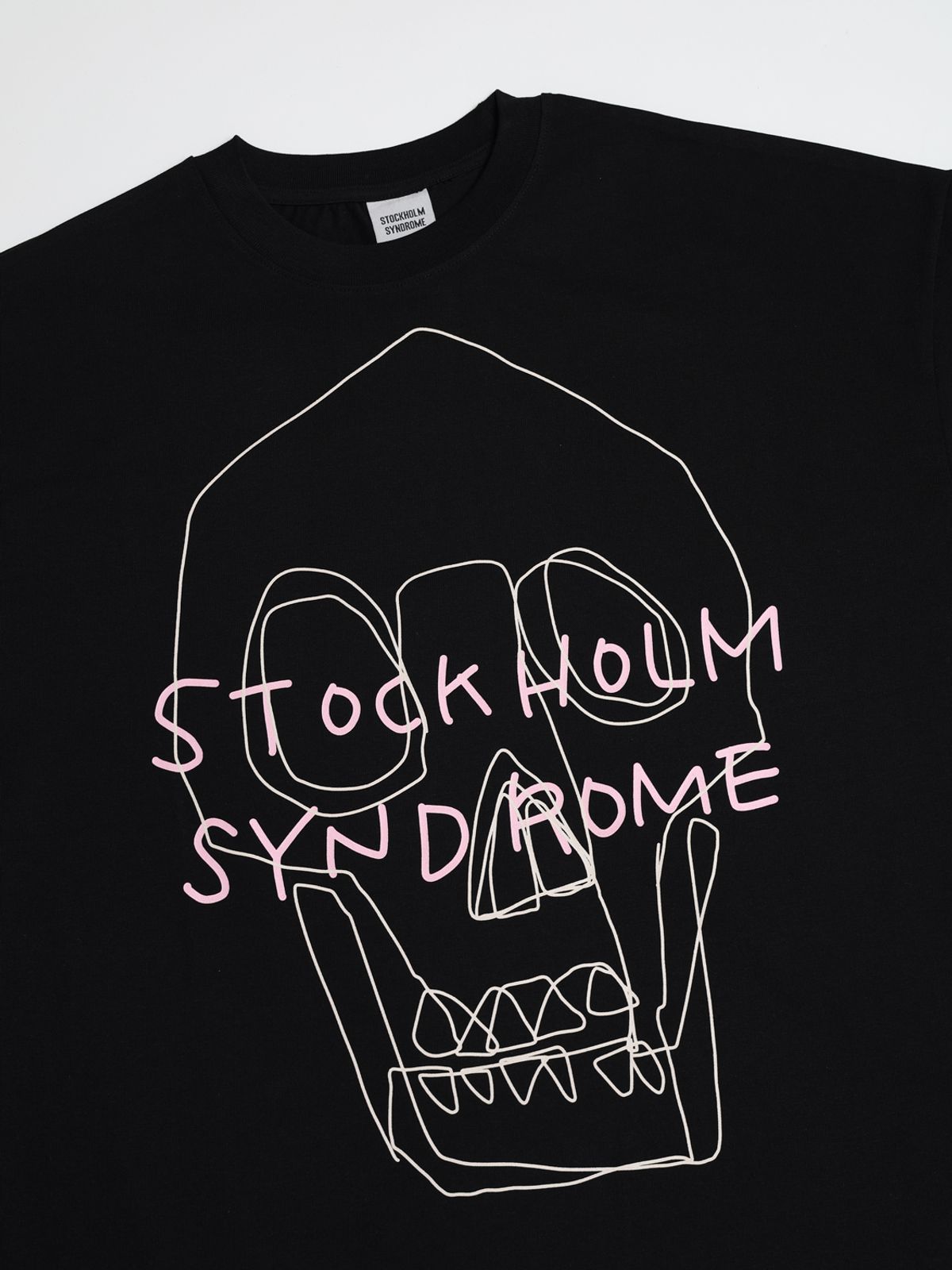 스톡홀름 신드롬(STOCKHOLM SYNDROME) 라인 스컬 티 - 블랙