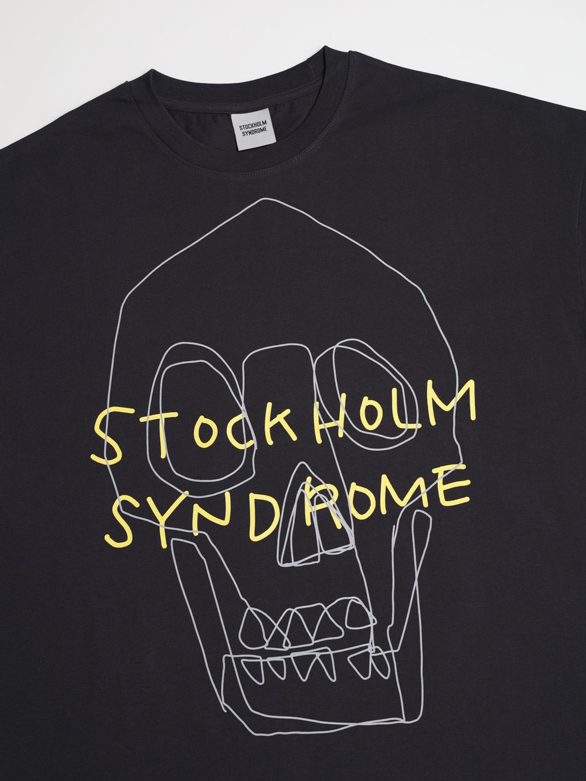 스톡홀름 신드롬(STOCKHOLM SYNDROME) 라인 스컬 티 - 차콜