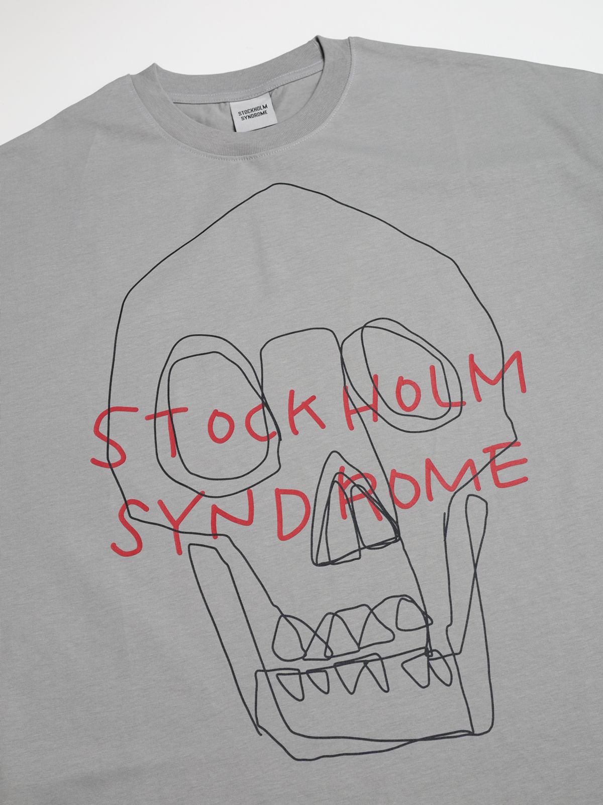 스톡홀름 신드롬(STOCKHOLM SYNDROME) 라인 스컬 티 - 그레이