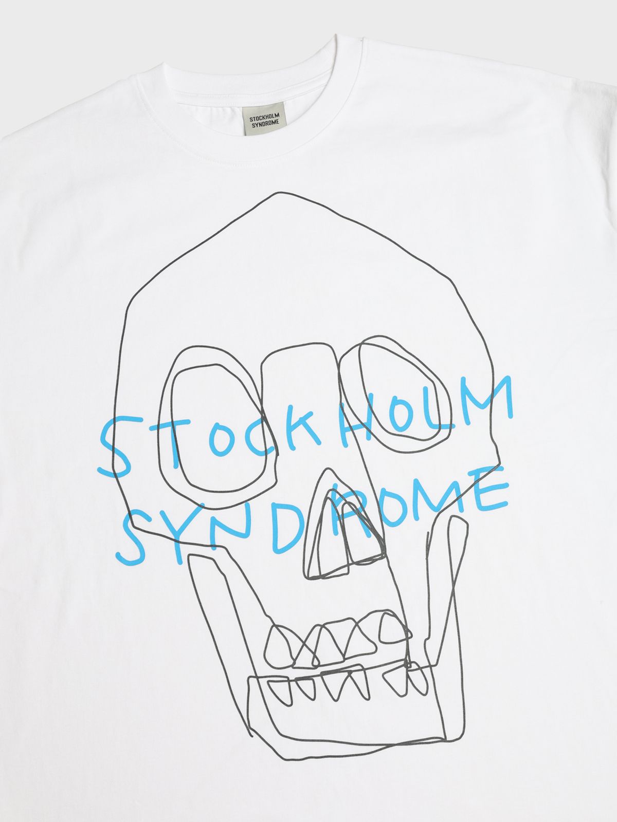 스톡홀름 신드롬(STOCKHOLM SYNDROME) 라인 스컬 티 - 화이트