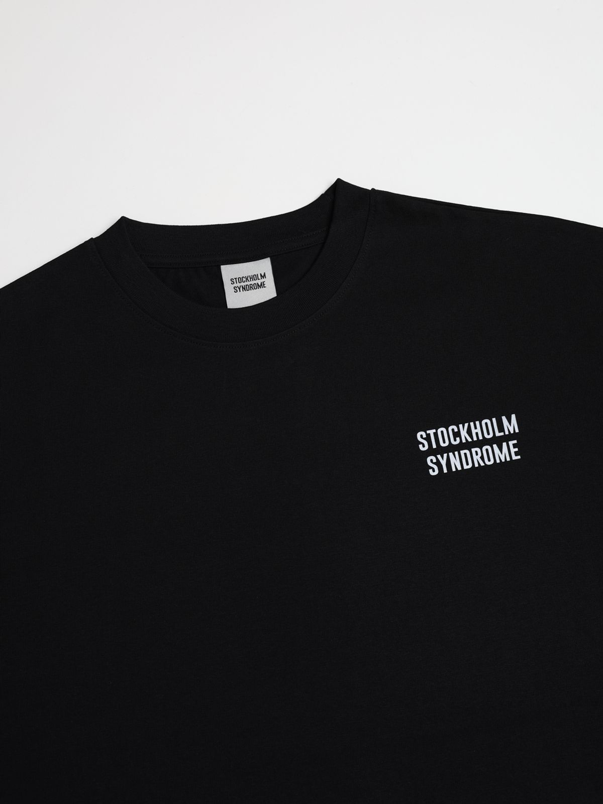 스톡홀름 신드롬(STOCKHOLM SYNDROME) 스톡홀름신드롬 스컬 티 - 블랙