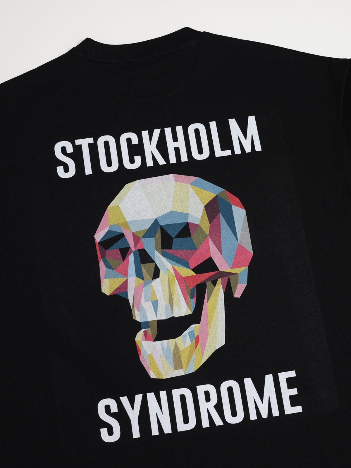 스톡홀름 신드롬(STOCKHOLM SYNDROME) 스톡홀름신드롬 스컬 티 - 블랙