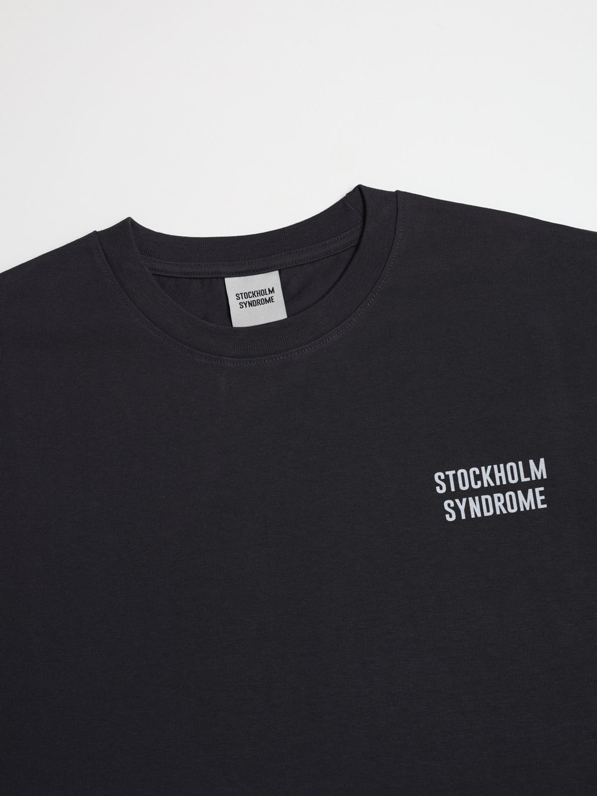 스톡홀름 신드롬(STOCKHOLM SYNDROME) 스톡홀름신드롬 스컬 티 - 차콜
