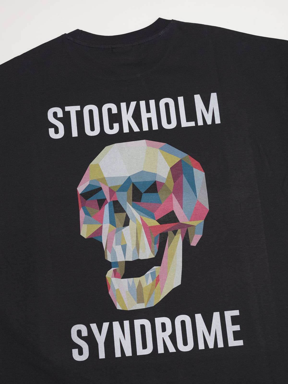 스톡홀름 신드롬(STOCKHOLM SYNDROME) 스톡홀름신드롬 스컬 티 - 차콜