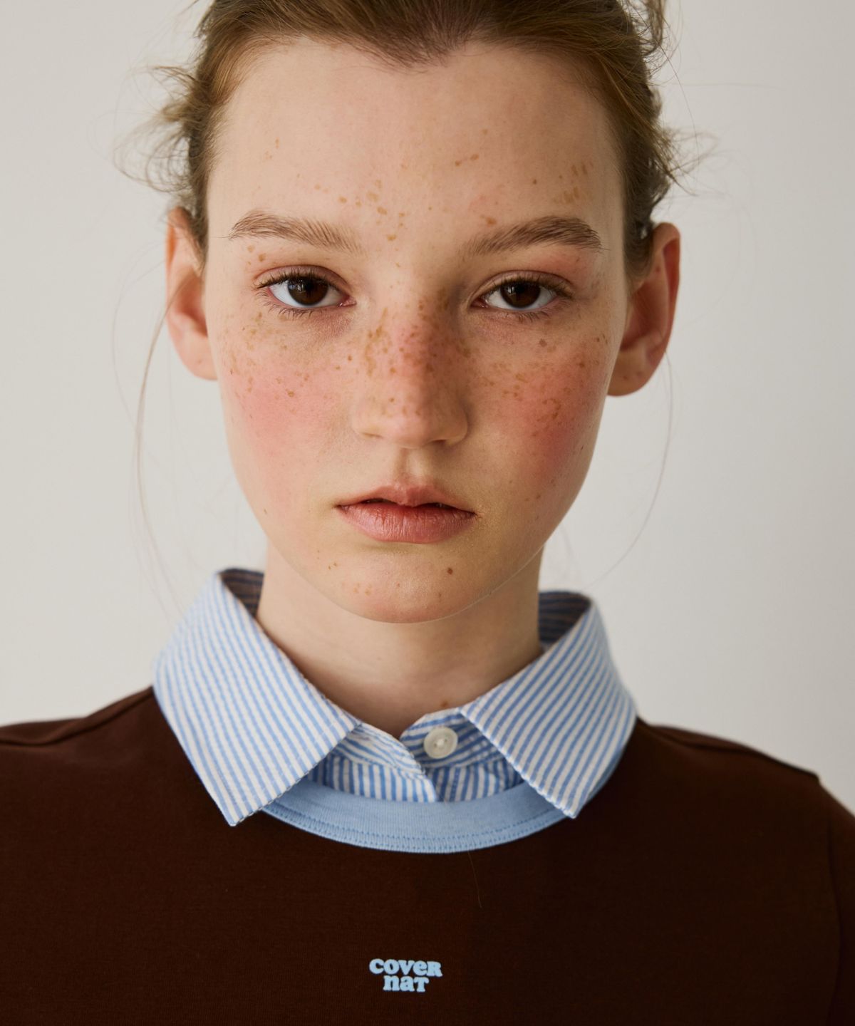 커버낫 우먼(COVERNAT WOMAN) 우먼 베이비핏 링거 티셔츠 브라운
