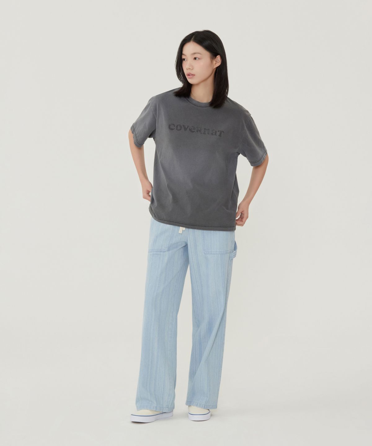 커버낫 우먼(COVERNAT WOMAN) 우먼 오버핏 피그먼트 쿠퍼로고 티셔츠 라이트그레이