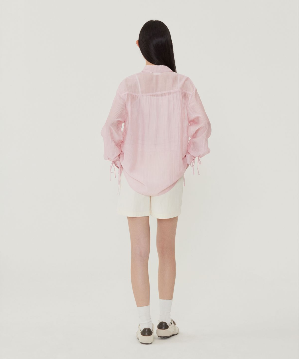 커버낫 우먼(COVERNAT WOMAN) 우먼 오버핏 시어 셔링 블라우스 아이보리