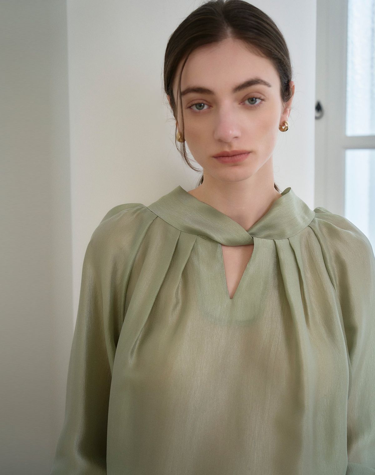 지에마르(GIEMAR) TWIST TWO WAY TIE BLOUSE GREEN  트위스트 투웨이 타이 블라우스 그린