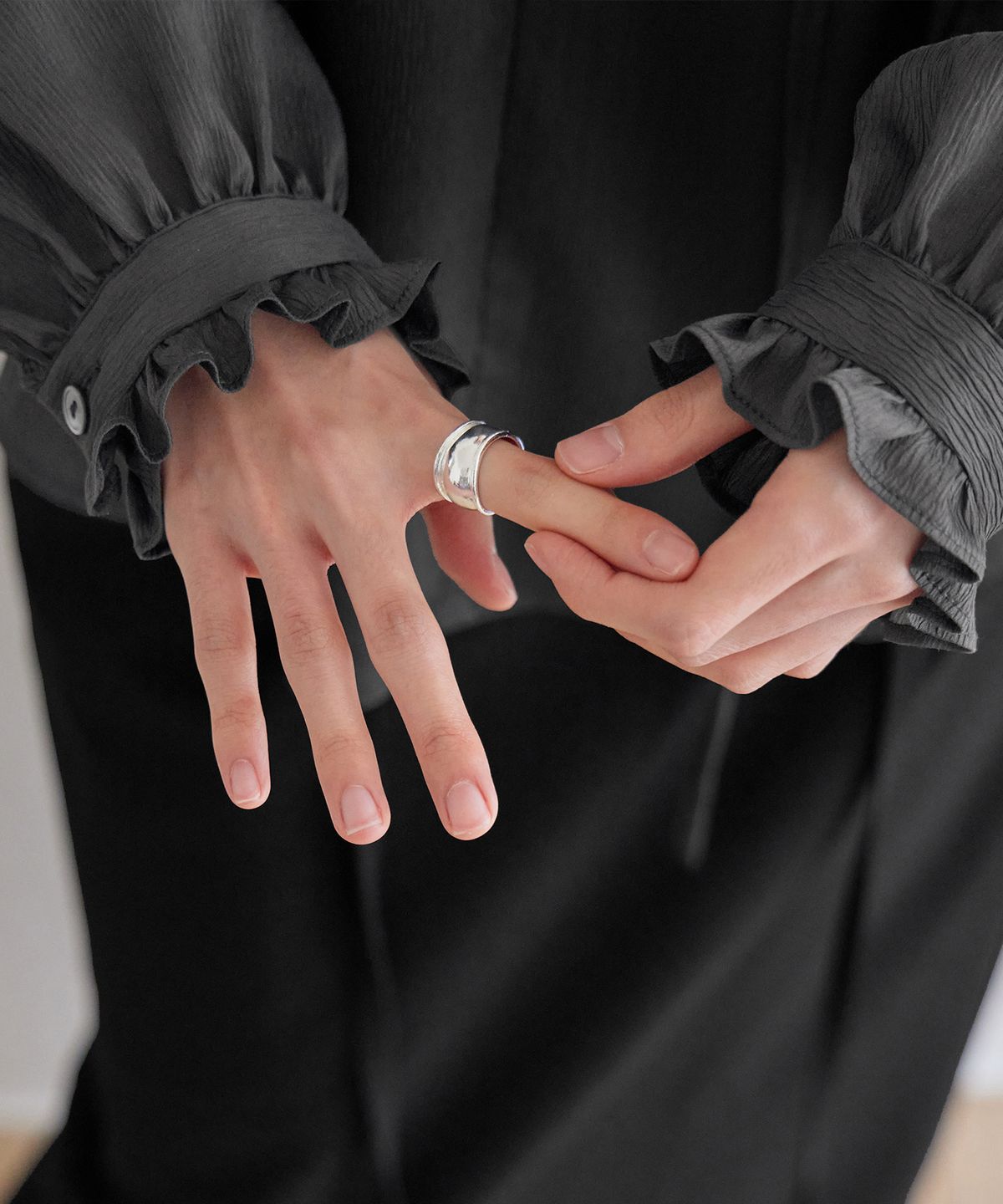 런던다다(LONDONDADA) Ruffled Tie Blouse, CHARCOAL