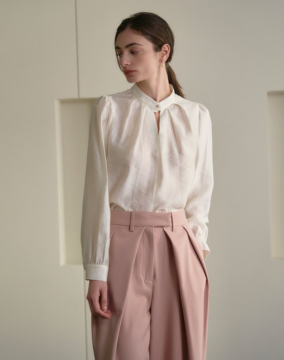 지에마르(GIEMAR) NECK BOTTON POINT BLOUSE IVORY 넥 포인트 버튼 블라우스 아이보리
