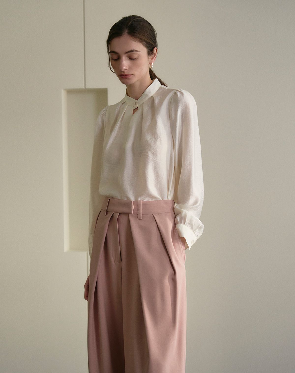 지에마르(GIEMAR) NECK BOTTON POINT BLOUSE IVORY 넥 포인트 버튼 블라우스 아이보리