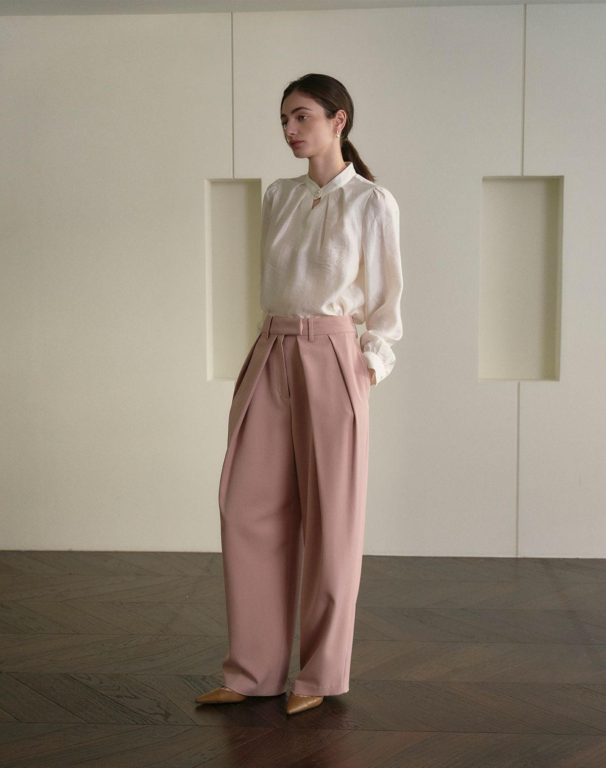 지에마르(GIEMAR) NECK BOTTON POINT BLOUSE IVORY 넥 포인트 버튼 블라우스 아이보리