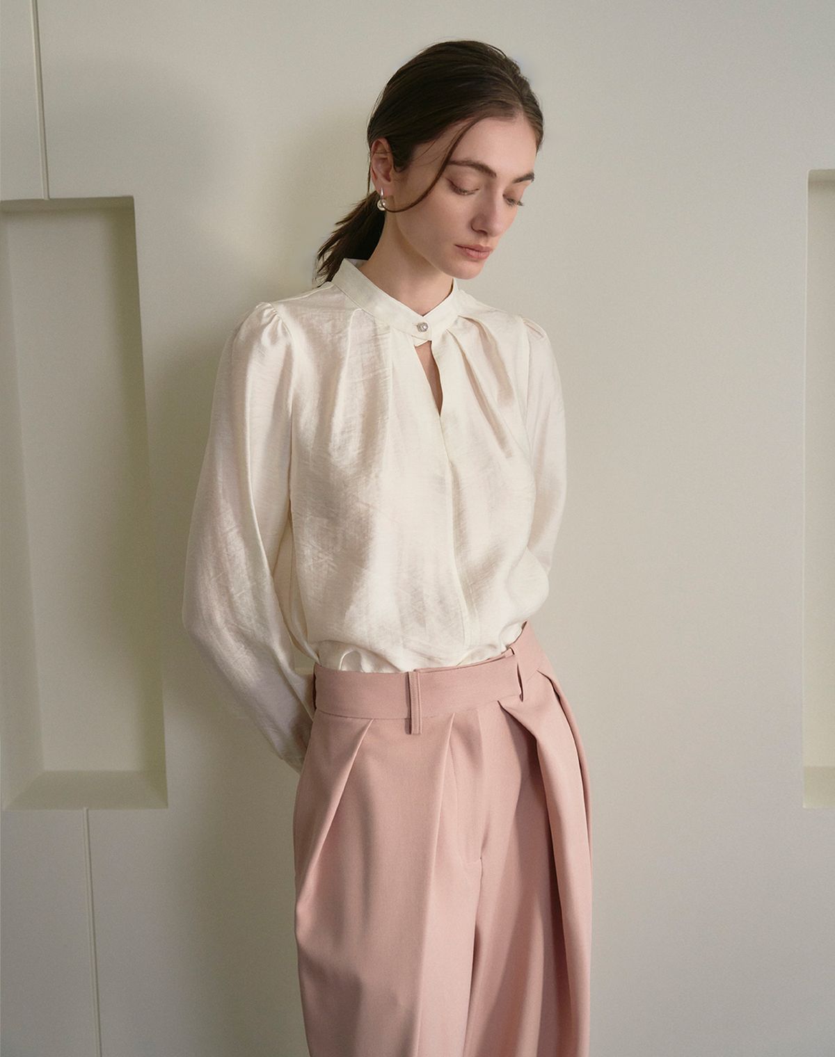 지에마르(GIEMAR) NECK BOTTON POINT BLOUSE IVORY 넥 포인트 버튼 블라우스 아이보리