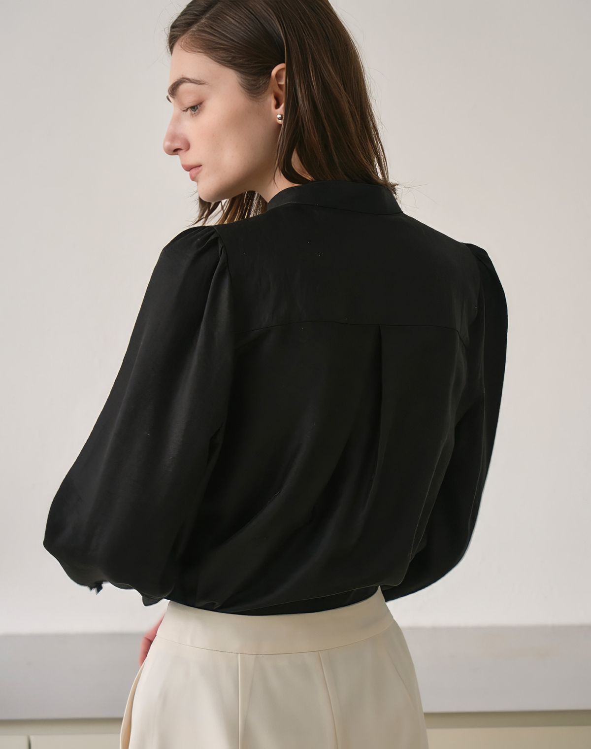 지에마르(GIEMAR) NECK BOTTON POINT BLOUSE BLACK 넥 포인트 버튼 블라우스 블랙