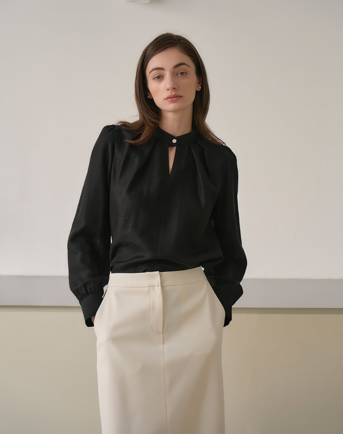 지에마르(GIEMAR) NECK BOTTON POINT BLOUSE BLACK 넥 포인트 버튼 블라우스 블랙