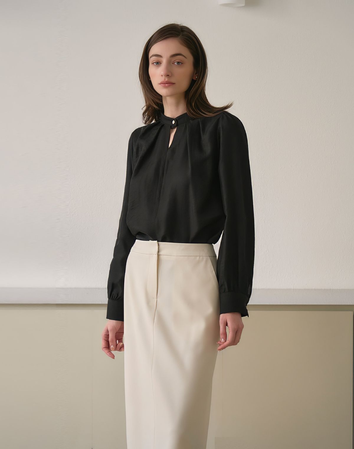 지에마르(GIEMAR) NECK BOTTON POINT BLOUSE BLACK 넥 포인트 버튼 블라우스 블랙