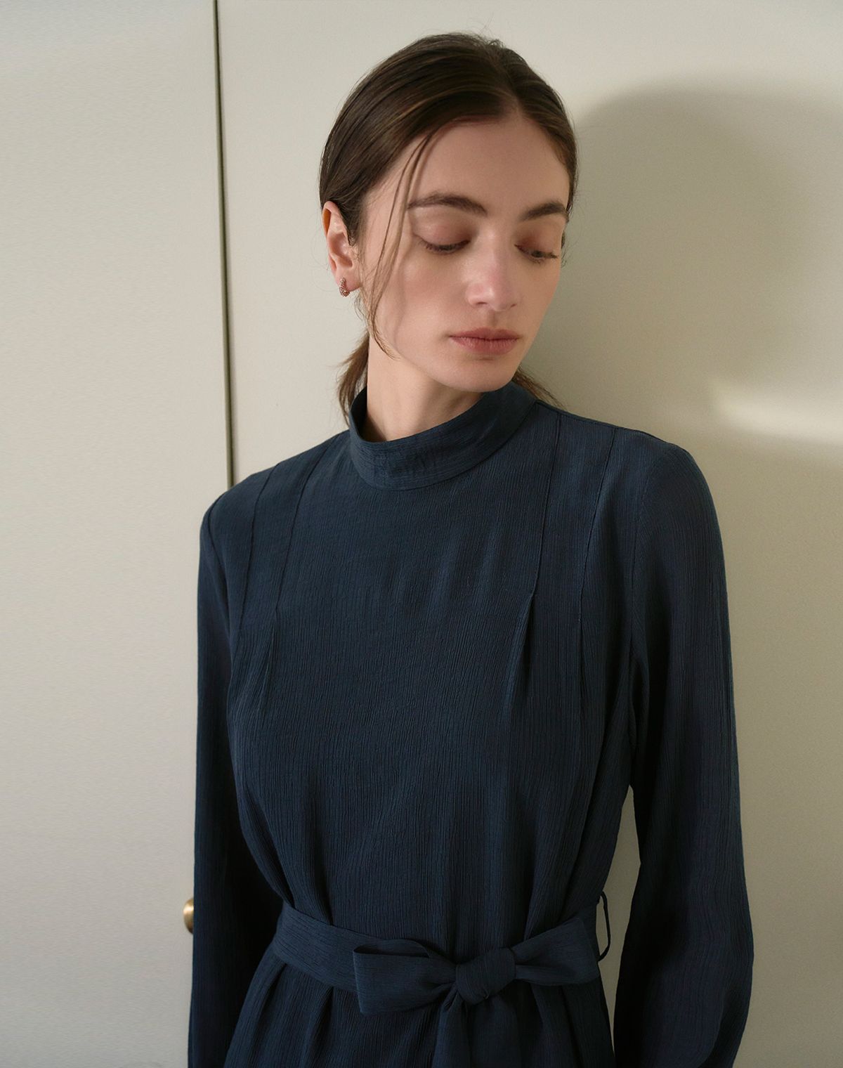 지에마르(GIEMAR) HALF NECK DRESS NAVY 하프 넥 드레스 라이트 네이비