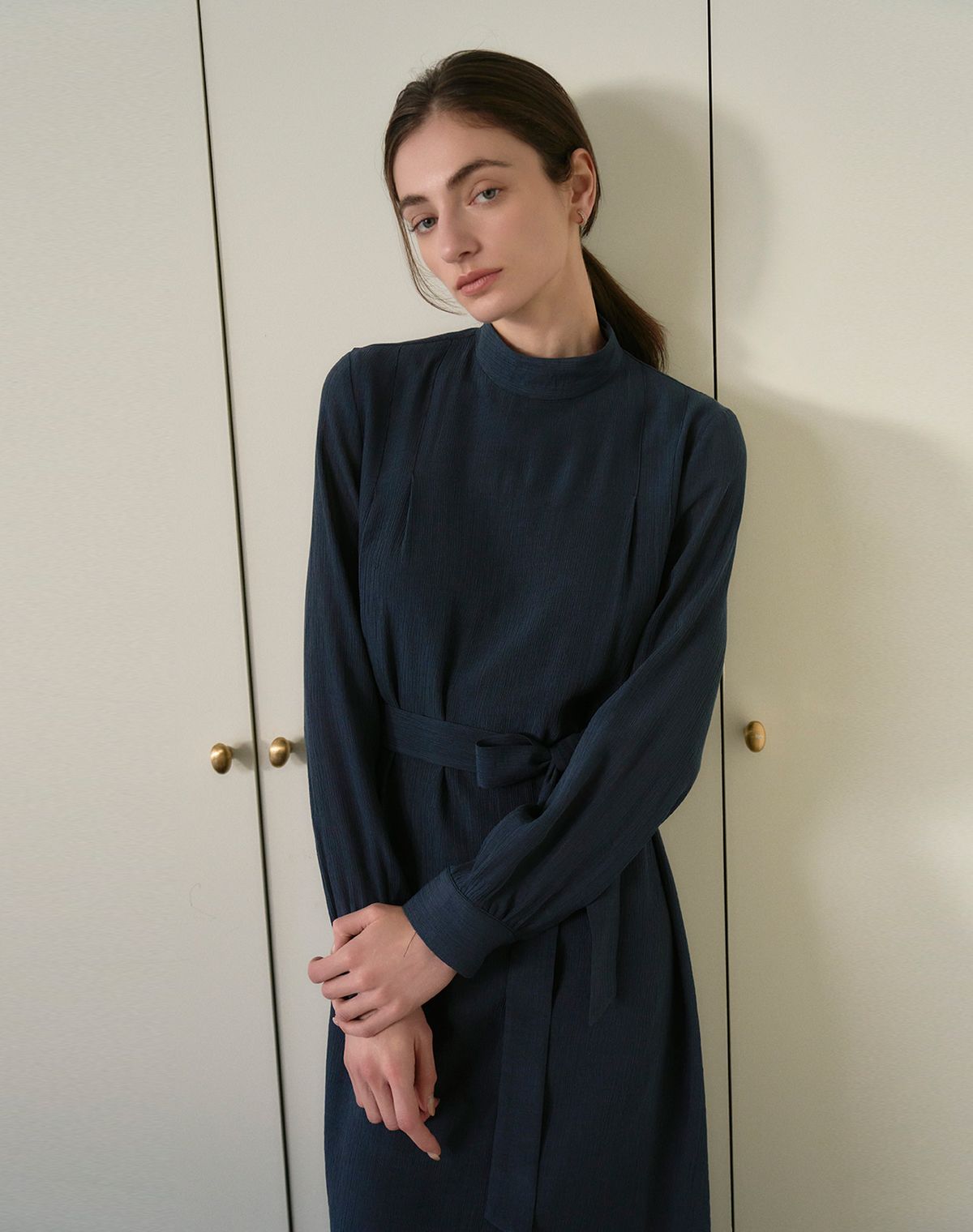 지에마르(GIEMAR) HALF NECK DRESS NAVY 하프 넥 드레스 라이트 네이비