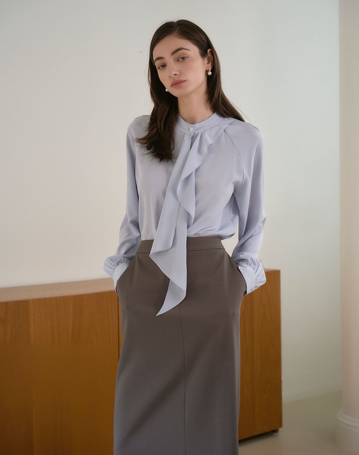 지에마르(GIEMAR) RUFFLE TIE BLOUSE SKY BLUE 러플 타이 블라우스 스카이 블루