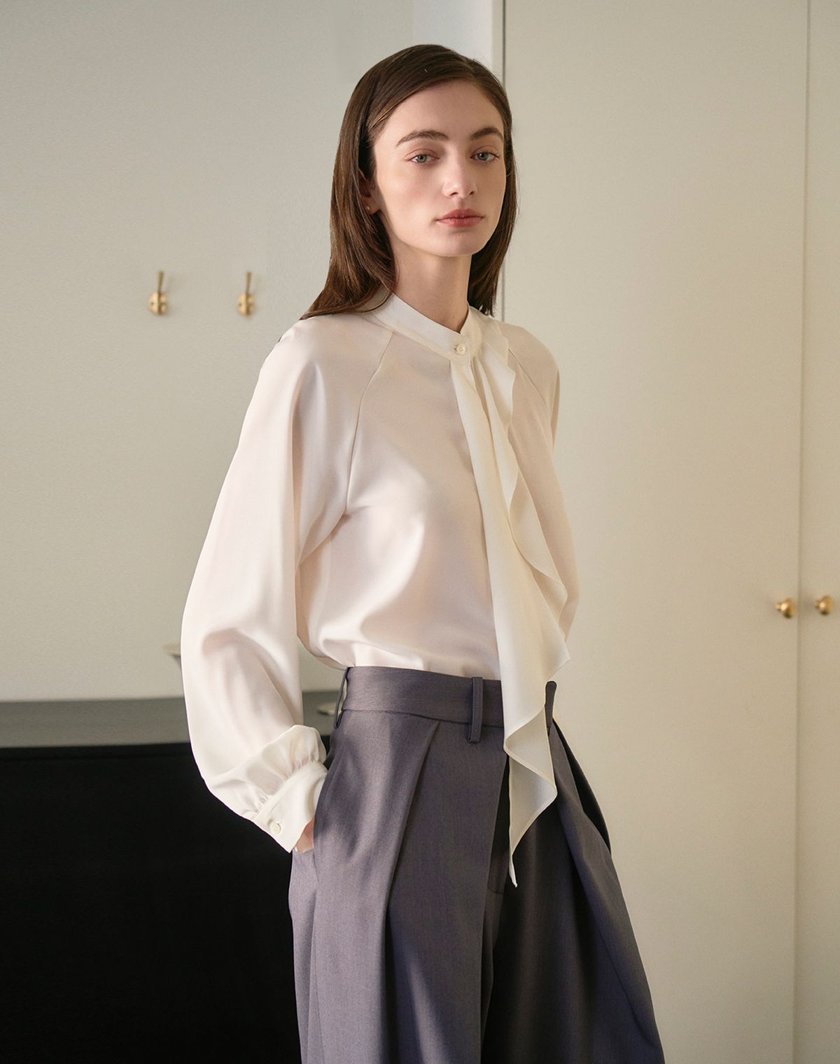 지에마르(GIEMAR) RUFFLE TIE BLOUSE IVORY 러플 타이 블라우스 아이보리