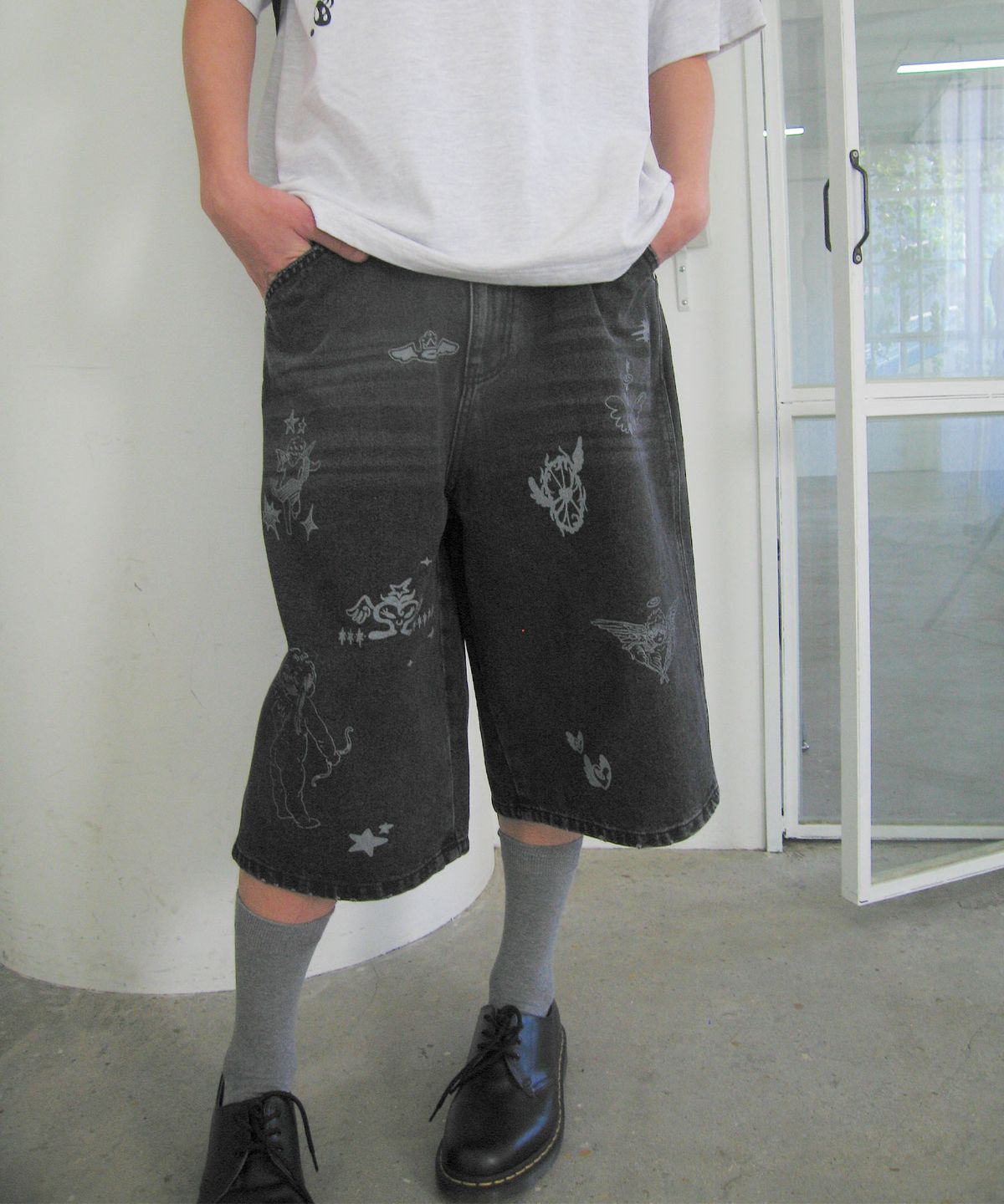 나이스고스트클럽(NICEGHOSTCLUB) BIG WIDE BERMUDA DOODLE DENIM PANTS_BLACK(NG2GMUD160A)