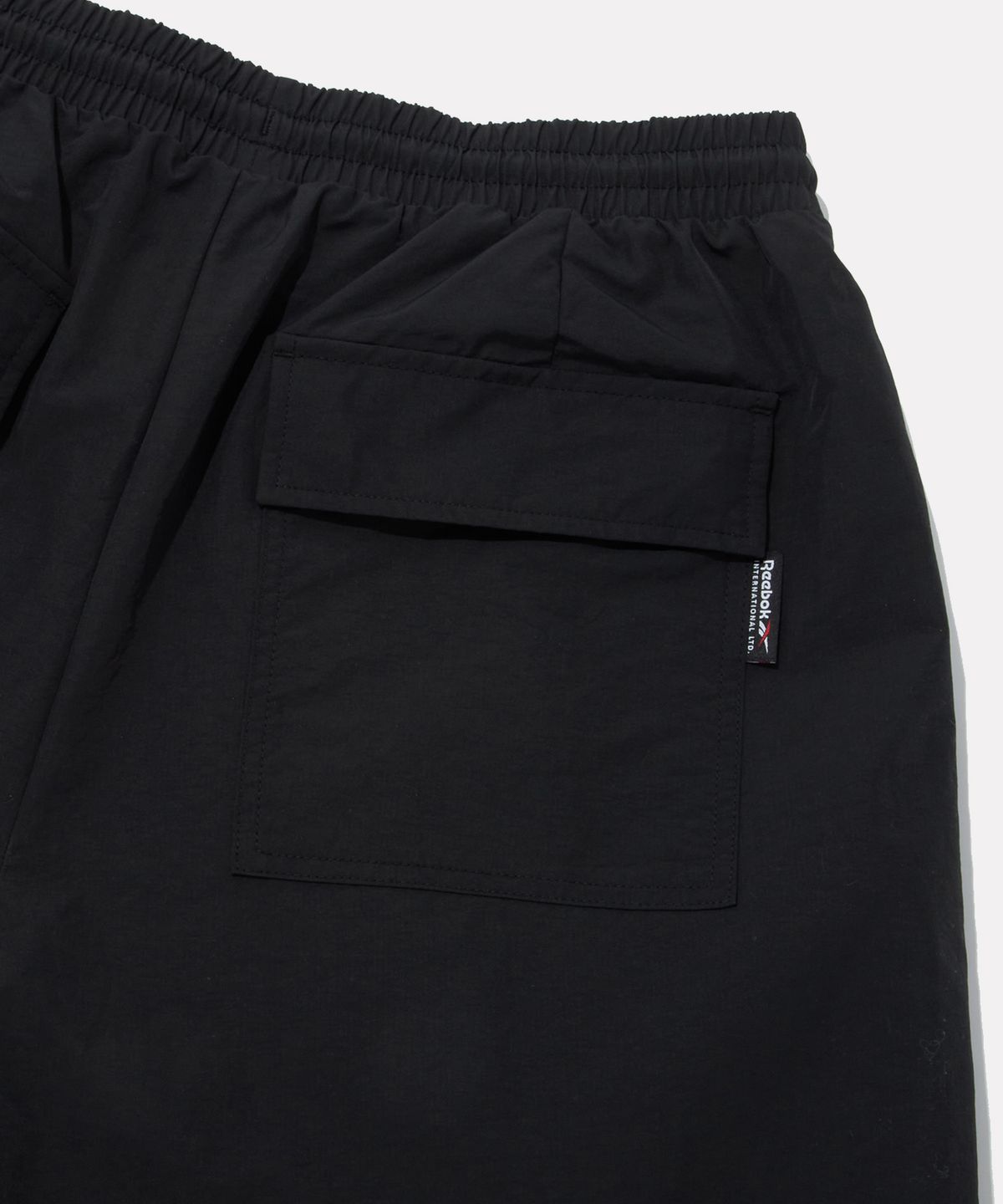 리복(REEBOK) 나일론 버뮤다 쇼츠 - 블랙