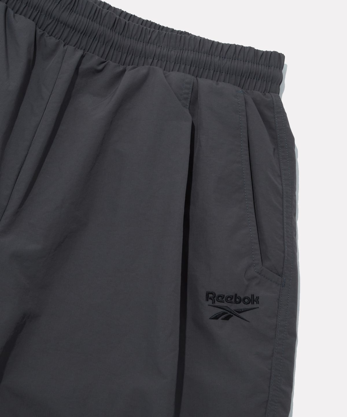 리복(REEBOK) 나일론 버뮤다 쇼츠 - 차콜