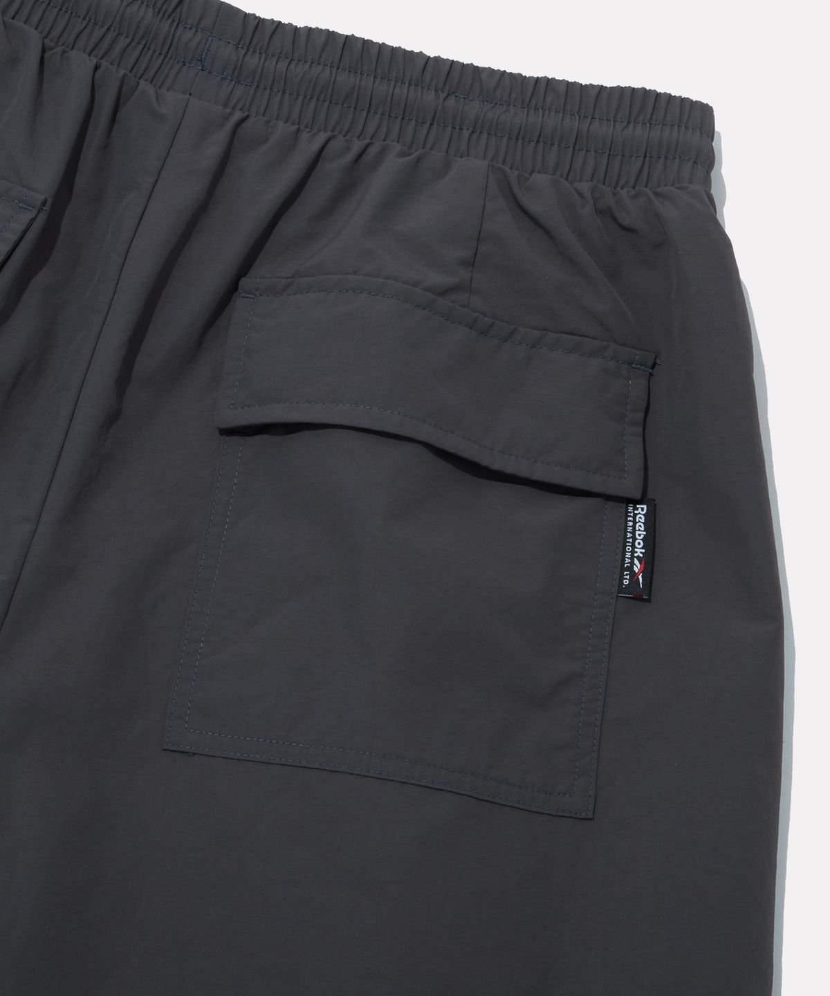 리복(REEBOK) 나일론 버뮤다 쇼츠 - 차콜