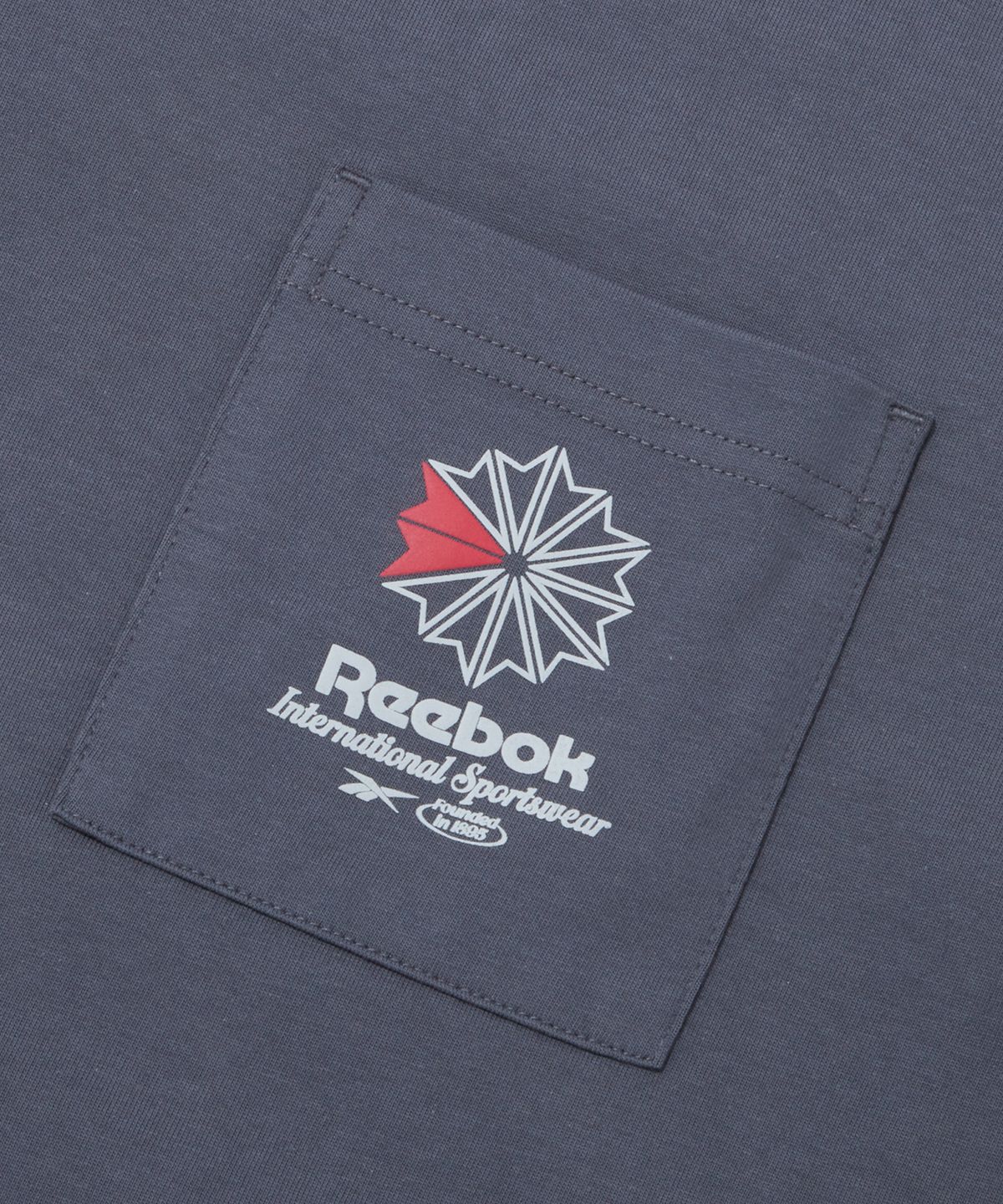 리복(REEBOK) 클래식 포켓 오버핏 반팔티 - 다크 그레이