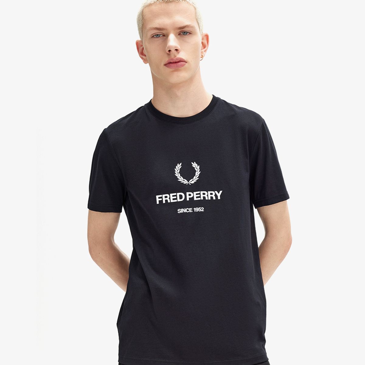 프레드페리(FRED PERRY) [Sport] 프레드 페리 그래픽 티셔츠 - 블랙 AFPM2438588-102