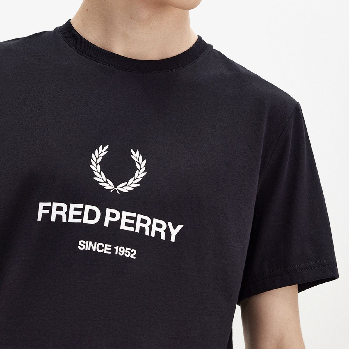 프레드페리(FRED PERRY) [Sport] 프레드 페리 그래픽 티셔츠 - 블랙 AFPM2438588-102
