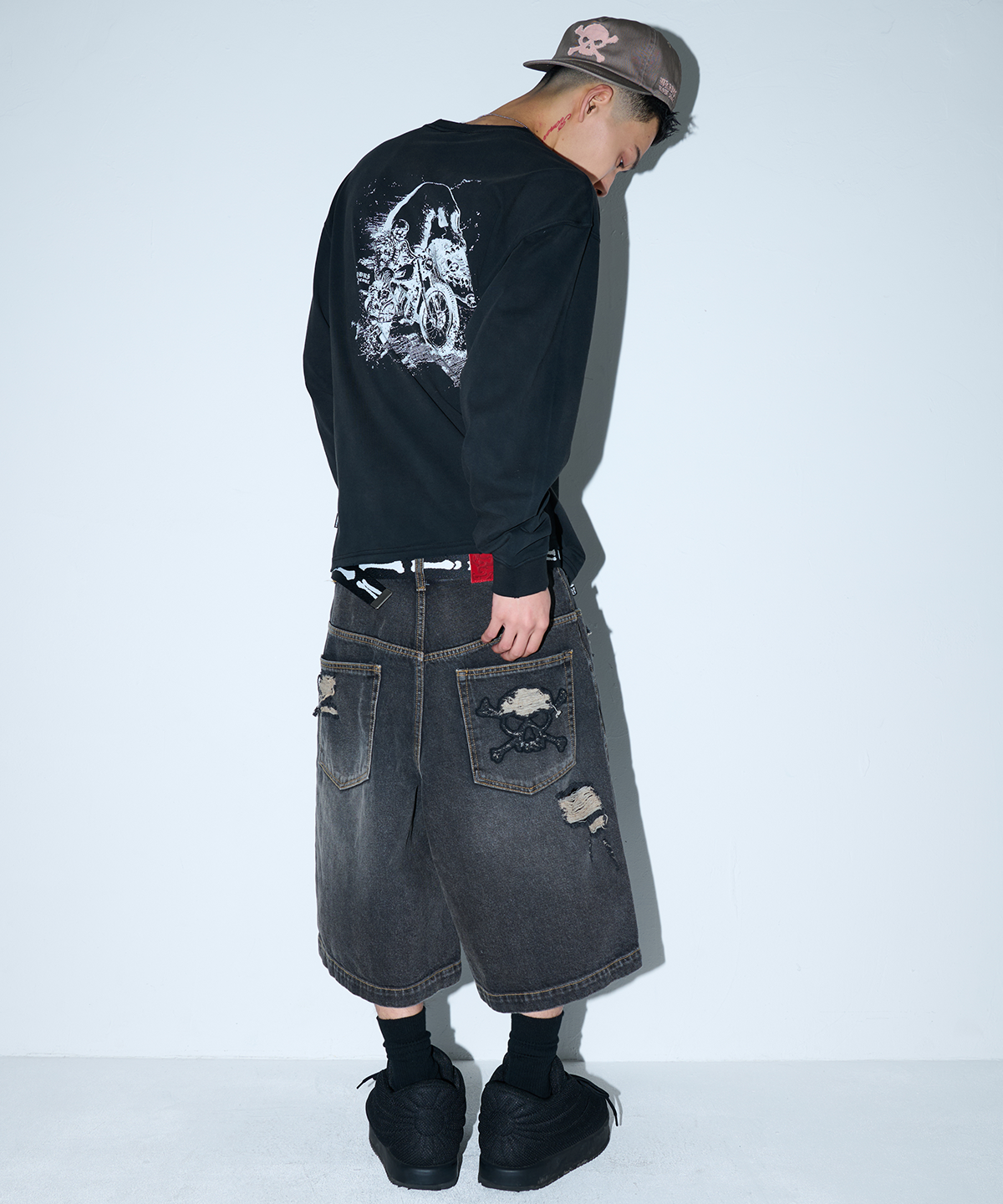 위캔더스(WKNDRS) [KOIN SEOUL] DAMAGED SKULL DENIM SHORTS (BLACK)