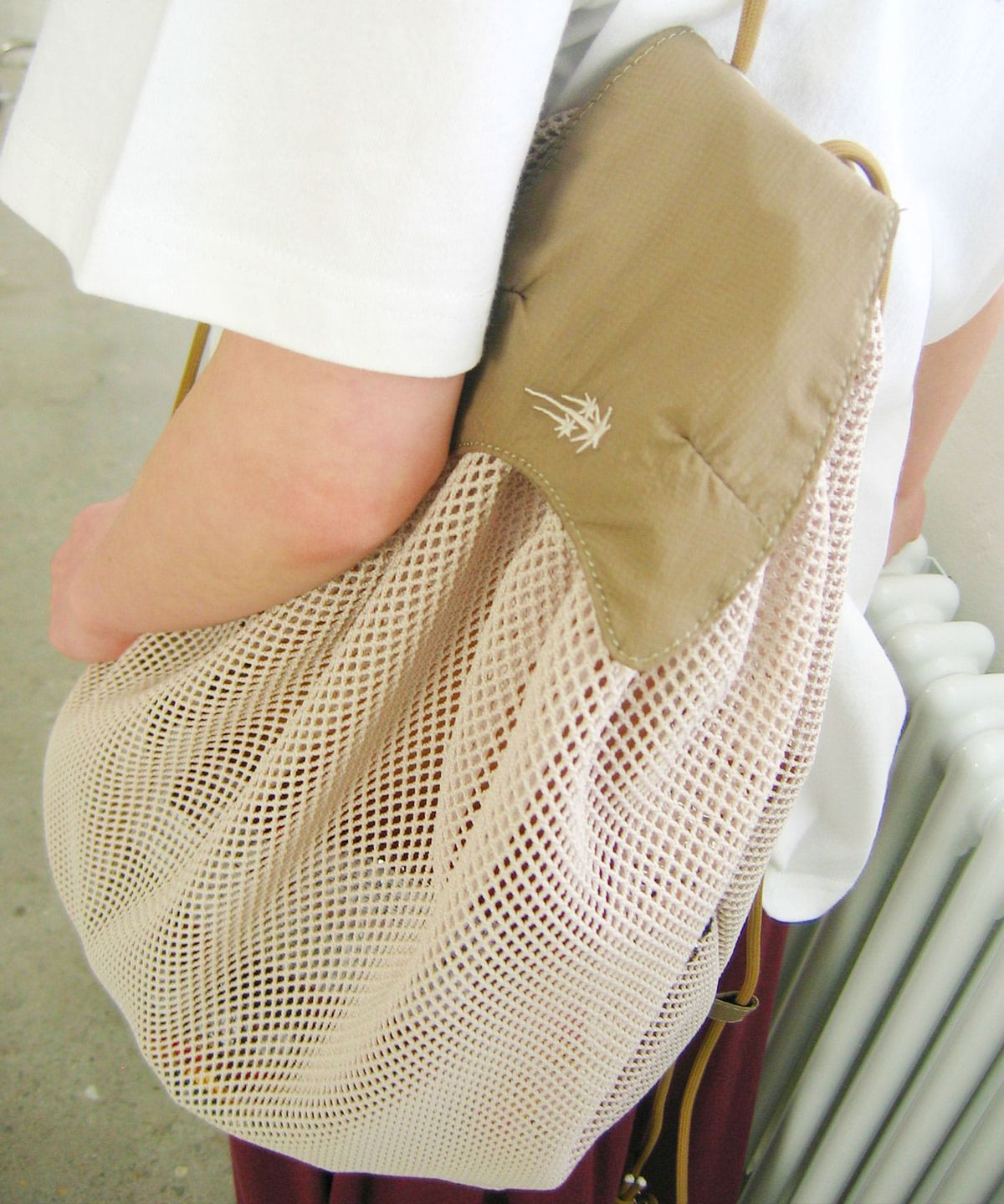 나이스고스트클럽(NICEGHOSTCLUB) FLAP MESH GYMSACK_BEIGE(NG2GSUAB43A)